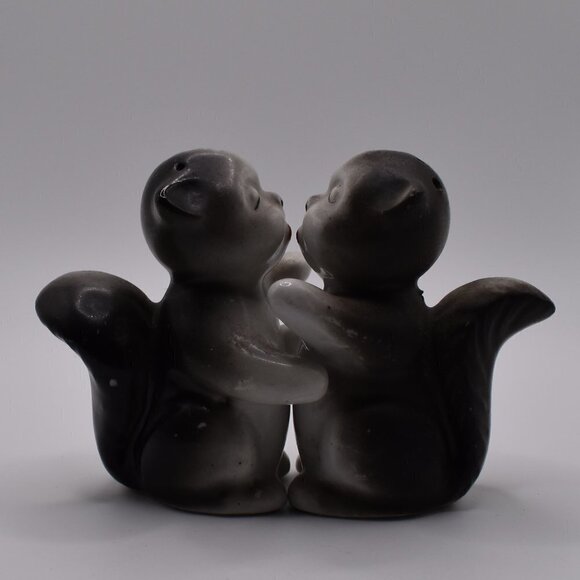 Vintage Japan Squirrels Salt and Pepper Shakers - Picture 1 of 8